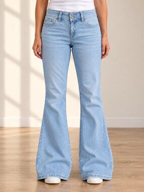 Hollister, Low-Rise Bootcut Jeans, Light Wash, Size 31 Long